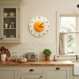 l'horloge murale œuf au plat intégrée dans un espace chaleureux et thématique avec des accessoires de cuisine