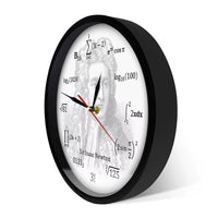 Horloge murale Isaac Newton avec son portrait en arrière-plan du cadran et des équations scientifiques remplaçant les chiffres des heures. Une décoration murale originale inspirée par les mathématiques, la physique et l’histoire des grandes découvertes, idéale pour un bureau, une bibliothèque ou un espace de travail modele avec cadran sur le coté