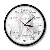Horloge murale Isaac Newton avec son portrait en arrière-plan du cadran et des équations scientifiques remplaçant les chiffres des heures. Une décoration murale originale inspirée par les mathématiques, la physique et l’histoire des grandes découvertes, idéale pour un bureau, une bibliothèque ou un espace de travail. modele avec cadran