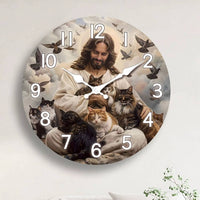 Horloge murale Jésus entouré de chats dans représentant une scène paisible avec plusieurs félins de différentes tailles installés autour de Jésus dans un décor inspiré du paradis. Jésus affiche un regard calme et bienveillant avec un léger sourire tandis que des oiseaux volent dans le ciel pour apporter une sensation de liberté et d'harmonie. Les chats adorables ajoutent une touche de tendresse à cette illustration pleine de douceur. Les chiffres et les aiguilles blanches s'intègrent parfaitement au cadran.