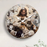 Horloge murale Jésus entouré de chats dans représentant une scène paisible avec plusieurs félins de différentes tailles installés autour de Jésus dans un décor inspiré du paradis. Jésus affiche un regard calme et bienveillant avec un léger sourire tandis que des oiseaux volent dans le ciel pour apporter une sensation de liberté et d'harmonie. Les chats adorables ajoutent une touche de tendresse à cette illustration pleine de douceur. Les chiffres et les aiguilles blanches s'intègrent parfaitement au cadran.