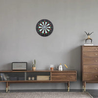 Horloge murale jeu de fléchettes au design original avec un cadran rond inspiré d’une véritable cible de fléchettes. L’horloge présente les chiffres des heures de 1 à 12 disposés autour du cadran, tout en conservant les détails visuels caractéristiques de l’univers des fléchettes. Une décoration murale sportive et unique qui apporte une touche originale à un salon, une salle de jeux, un bureau ou un espace dédié aux passionnés de ce jeu. dans le salon