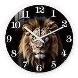 Horloge murale lion originale représentant le visage majestueux d’un lion au regard intense. Le cadran noir met en valeur les traits puissants de l’animal avec un design moderne et élégant. Les chiffres et les aiguilles blanches offrent un contraste harmonieux pour une lecture facile de l’heure. Cette horloge murale décorative apporte une touche sauvage et raffinée à votre intérieur. Le regard du lion évoque la force, le courage et la noblesse du roi des animaux. Idéale pour décorer un salon, une chambre ou