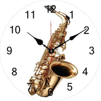 Horloge murale saxophone avec un grand saxophone doré occupant toute la hauteur du cadran. Cette horloge musicale possède un fond blanc avec des chiffres noirs de 1 à 12 et trois aiguilles pour indiquer l’heure. Un design élégant inspiré de l’univers du jazz, idéal comme décoration murale pour les passionnés de musique, d’instruments et de saxophone.