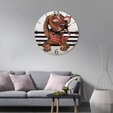 Horloge murale teckel décorative idéale pour un salon, représentant un adorable chien couché avec la tête posée sur ses deux pattes avant. Le teckel porte de grandes lunettes rouges et un foulard rouge à pois blancs qui lui donnent un style original et attachant. Son regard doux et expressif semble vous écouter et créer une véritable sensation de complicité. Le cadran blanc gris clair apporte une touche élégante et moderne tandis que les quatre bandes noires  pour salon