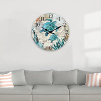 Horloge murale tortues vertes originale représentant deux tortues marines nageant ensemble dans un magnifique décor sous-marin. Les tortues évoluent au milieu des algues, des étoiles de mer et d’un environnement marin détaillé. Le cadran présente un paysage océanique avec de petits bateaux et des éléments inspirés des territoires côtiers, tandis que les aiguilles noires indiquent les heures et les minutes. Une horloge décorative idéale pour les passionnés de mer, d’océan et d’animaux marins. salon