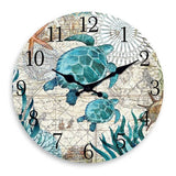 Horloge murale tortues vertes originale représentant deux tortues marines nageant ensemble dans un magnifique décor sous-marin. Les tortues évoluent au milieu des algues, des étoiles de mer et d’un environnement marin détaillé. Le cadran présente un paysage océanique avec de petits bateaux et des éléments inspirés des territoires côtiers, tandis que les aiguilles noires indiquent les heures et les minutes. Une horloge décorative idéale pour les passionnés de mer, d’océan et d’animaux marins.