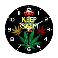 Horloge murale Keep Calm au style reggae avec un cadran noir, une feuille de cannabis au centre et des détails colorés inspirés de l’univers vert, jaune et rouge. Une décoration murale originale qui apporte une touche décontractée et pleine de personnalité à votre intérieur.
