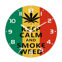 Horloge murale Keep Calm inspirée de l’univers reggae avec une feuille de cannabis , un design coloré aux teintes vert, jaune et rouge ainsi qu’un modèle avec fond noir. Une décoration originale qui apporte une ambiance détendue et un style affirmé à votre intérieur.