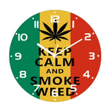 Horloge murale Keep Calm inspirée de l’univers reggae avec une feuille de cannabis , un design coloré aux teintes vert, jaune et rouge ainsi qu’un modèle avec fond noir. Une décoration originale qui apporte une ambiance détendue et un style affirmé à votre intérieur.