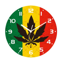 Horloge murale Weed au style reggae avec une feuille de cannabis au centre du cadran, des couleurs vert, jaune et rouge inspirées de la culture reggae ainsi qu’un modèle avec fond noir. Une décoration murale originale et colorée pour apporter une ambiance décontractée et personnelle à votre intérieur.