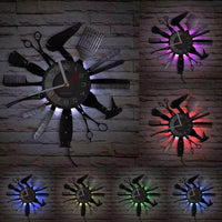 Horloge murale en disque vinyle découpé outils de coiffeur avec éclairage LED multicolore pour décoration de salon de coiffure et barber shop.