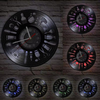Horloge murale en disque vinyle découpé 20 outils de coiffeur avec éclairage LED multicolore pour décoration de salon de coiffure et barber shop.