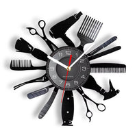 Horloge murale en disque vinyle noir recyclé découpé en forme d'outils de coiffeur, avec ciseaux, séchoir, peigne et rasoir pour salon de coiffure et barber shop.