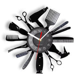 Horloge murale en disque vinyle noir recyclé découpé en forme d'outils de coiffeur, avec ciseaux, séchoir, peigne et rasoir pour salon de coiffure et barber shop.