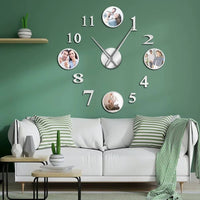 Habillant un mur vert d'eau avec distinction, cette version argentée de l'horloge murale géante combine des chiffres adhésifs lumineux et des cadres photo circulaires pour un style résolument contemporain. Ses reflets métalliques captent subtilement la lumière pour transformer vos photos de famille en une pièce maîtresse de votre décoration de salon.