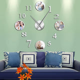 Mise en valeur sur un fond mural gris et harmonisée avec des tons bleus, cette horloge murale argentée personnalisable offre un contraste chic et lumineux. Ses cadres photo intégrés et ses grands chiffres 3D transforment un pan de mur vide en une galerie de souvenirs moderne et raffinée.