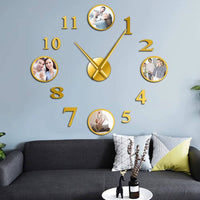 Cette horloge murale géante et personnalisable, présentée ici en finition dorée lumineuse au-dessus d'un meuble en bois clair, insuffle une atmosphère à la fois chaleureuse et raffinée à votre pièce. Ses grands chiffres 3D et ses quatre cadres photo circulaires transforment instantanément un mur vide en une galerie de souvenirs élégante et résolument unique.