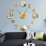 Cette horloge murale géante et personnalisable, présentée ici en finition dorée lumineuse au-dessus d'un meuble en bois clair, insuffle une atmosphère à la fois chaleureuse et raffinée à votre pièce. Ses grands chiffres 3D et ses quatre cadres photo circulaires transforment instantanément un mur vide en une galerie de souvenirs élégante et résolument unique.