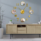 Cette horloge murale géante et personnalisable, présentée ici en élégante finition dorée au-dessus d'un meuble de rangement en bois, sublime votre décoration intérieure avec raffinement. Ses grands chiffres 3D adhésifs et ses quatre cadres photo circulaires permettent d'exposer vos plus beaux souvenirs de famille tout en structurant harmonieusement l'espace mural.