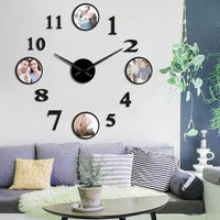 nstallée juste au-dessus d'un canapé confortable dans un salon moderne, cette horloge murale 3D noire met en valeur vos plus beaux souvenirs grâce à ses quatre médaillons photo personnalisables. Elle structure habilement l'espace mural tout en apportant une note intime et élégante à votre décoration intérieure quotidienne.