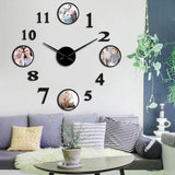 nstallée juste au-dessus d'un canapé confortable dans un salon moderne, cette horloge murale 3D noire met en valeur vos plus beaux souvenirs grâce à ses quatre médaillons photo personnalisables. Elle structure habilement l'espace mural tout en apportant une note intime et élégante à votre décoration intérieure quotidienne.