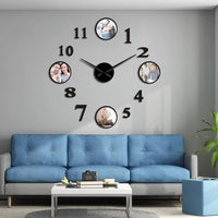Cette horloge murale géante et personnalisable, présentée ici en finition noire au-dessus d'un canapé confortable, apporte une touche à la fois moderne et intime à votre salon. Ses grands chiffres 3D et ses quatre cadres photo circulaires transforment un mur vide en une véritable galerie de souvenirs chaleureuse et élégante.