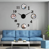 Cette horloge murale géante et personnalisable, présentée ici en finition noire au-dessus d'un canapé confortable, apporte une touche à la fois moderne et intime à votre salon. Ses grands chiffres 3D et ses quatre cadres photo circulaires transforment un mur vide en une véritable galerie de souvenirs chaleureuse et élégante.