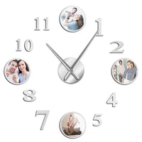 Horloge murale géante et personnalisable avec chiffres argenté gris et quatre cadres photos circulaires intégrés sur un fond blanc.