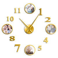 Horloge murale géante et personnalisable avec chiffres dorés et quatre cadres photos circulaires intégrés sur un fond blanc.