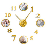Horloge murale géante et personnalisable avec chiffres dorés et quatre cadres photos circulaires intégrés sur un fond blanc.