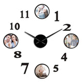 Horloge murale géante et personnalisable avec chiffres noirs et quatre cadres photos circulaires intégrés sur un fond blanc.