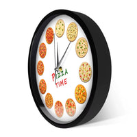 Horloge murale cuisine italienne avec pizzas colorées, photo prise de coté , side