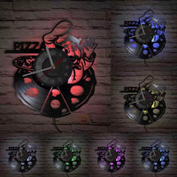 orloge murale en vinyle avec un chef pizzaiolo faisant le signe OK. Un éclairage LED multicolore illumine les détails découpés du disque.