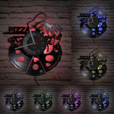 orloge murale en vinyle avec un chef pizzaiolo faisant le signe OK. Un éclairage LED multicolore illumine les détails découpés du disque.