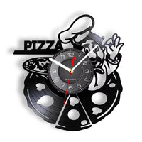 Horloge murale créative en vinyle avec un pizzaiolo au-dessus d'une pizza découpée. Le chef fait un geste « OK », et le mot « PIZZA » est présent, idéal pour décorer un restaurant ou une cuisine
