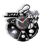 Horloge murale créative en vinyle avec un pizzaiolo au-dessus d'une pizza découpée. Le chef fait un geste « OK », et le mot « PIZZA » est présent, idéal pour décorer un restaurant ou une cuisine