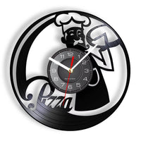Horloge murale élégante en vinyle représentant la silhouette d'un chef préparant une pizza. Le mot « PIZZA » est gravé dans la partie inférieure, pour un style sobre et thématique.