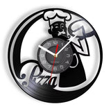 Horloge murale élégante en vinyle représentant la silhouette d'un chef préparant une pizza. Le mot « PIZZA » est gravé dans la partie inférieure, pour un style sobre et thématique.