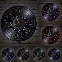 Horloge murale en vinyle gravée de multiples ingrédients de pizza comme des champignons et olives. Le système de LED diffuse une lumière d'ambiance personnalisable.
