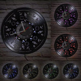 Horloge murale en vinyle gravée de multiples ingrédients de pizza comme des champignons et olives. Le système de LED diffuse une lumière d'ambiance personnalisable.