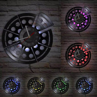 Horloge murale en vinyle découpé en forme de pizza avec une part détachée. Son rétroéclairage LED multicolore éclaire le mur de briques de différentes nuances.
