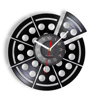 Horloge murale en vinyle créative représentant une pizza entière. Le design imite les parts de pizza et une part est même détachée pour former un décor mural unique.