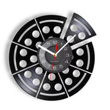 Horloge murale en vinyle créative représentant une pizza entière. Le design imite les parts de pizza et une part est même détachée pour former un décor mural unique.