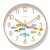 Horloge murale poisson avec dix poissons nageant dans l’eau sur un fond blanc. Son cadran possède un élégant contour doré avec des chiffres et des aiguilles dorés. Son design épuré convient parfaitement à une chambre d’enfant. Cette décoration murale apporte une ambiance marine et lumineuse avec une touche scandinave