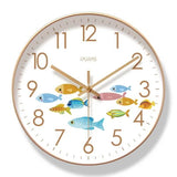Horloge murale poisson avec dix poissons nageant dans l’eau sur un fond blanc. Son cadran possède un élégant contour doré avec des chiffres et des aiguilles dorés. Son design épuré convient parfaitement à une chambre d’enfant. Cette décoration murale apporte une ambiance marine et lumineuse avec une touche scandinave