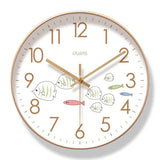 Horloge murale poisson au style minimaliste et design avec huit poissons nageant dans l’eau. Son cadran doré est accompagné de chiffres et d’aiguilles dorés. Les petits repères indiquent les minutes avec élégance. Cette décoration murale apporte une touche marine et contemporaine dans une chambre d’enfant ou un intérieur scandinave.