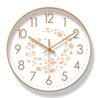 Horloge murale poisson avec plusieurs poissons nageant en groupe dans un mouvement en tourbillon. Son fond blanc met en valeur le cadran doré ainsi que les chiffres et les aiguilles dorés. Son design élégant et épuré convient parfaitement à une chambre d’enfant ou à une décoration inspirée du style scandinave.