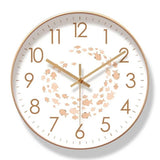 Horloge murale poisson avec plusieurs poissons nageant en groupe dans un mouvement en tourbillon. Son fond blanc met en valeur le cadran doré ainsi que les chiffres et les aiguilles dorés. Son design élégant et épuré convient parfaitement à une chambre d’enfant ou à une décoration inspirée du style scandinave.