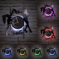 Horloge murale vinyle pole dance LED rétroéclairée avec texte urbain et silhouettes lumineuses.